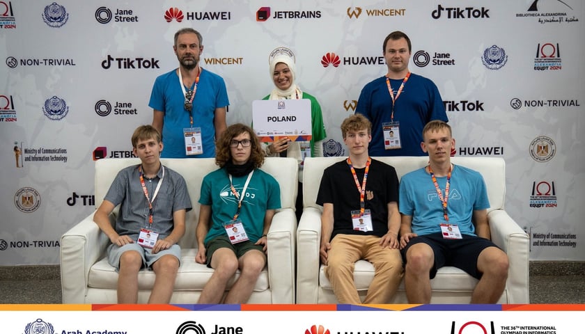 Reprezentanci Polski na The 36th International Olympiad in Informatics. W dolnym rzędzie, pierwszy z prawej Rafał Mańczyk. 