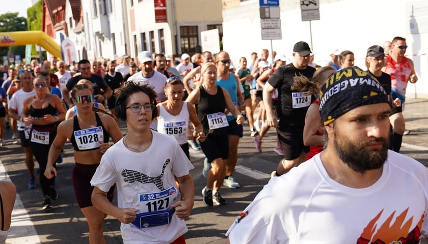 32. Bieg Solidarności we Wrocławiu. Na zdjęciu peleton zawodników po przekroczeniu linii startu 