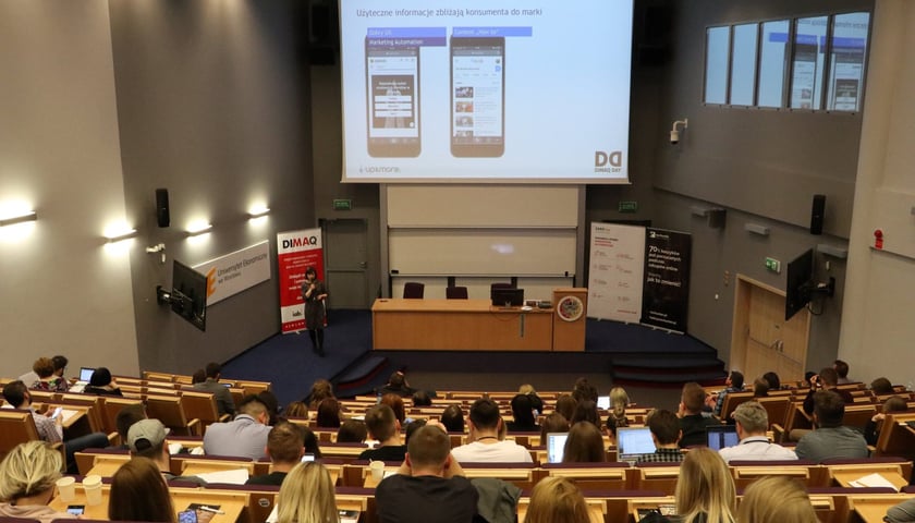 Na zdjęciu uczestnicy poprzedniej edycji DIMAQ Day na Uniwersytecie Ekonomicznym we Wrocławiu podczas jednego z wykładów prowadzonych przez prelegentkę.