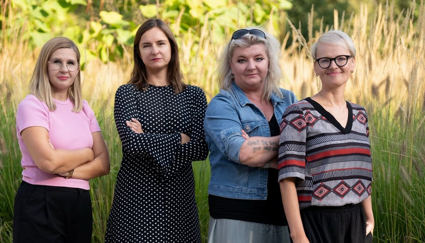 Barbara Lisiewicz, dyrektorka Departamentu Różnorodności Społecznej UM Wrocławia (druga z lewej), Karolina Bogusz, dyrektorka Biura Realizacji Projektów Międzywydziałowych (pierwsza z lewej), Joanna Stasiak, dyrektorka Biura Bez Barier (trzecia z lewej), Alina Szeptycka, dyrektorka Biura Równego Traktowania oraz Pełnomocniczka Prezydenta Wrocławia ds. Równego Traktowania (czwarta z lewej)
