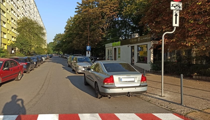 Przykłady niezgodnego z prawem parkowania