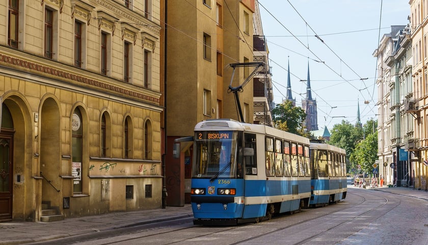 Tramwaj 2 jadący ulicą Szczytnicką w kierunku placu Grunwaldzkiego