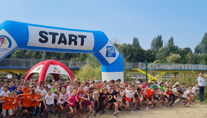 Dzieci podczas startu na szkolnych mistrzostwach w przełajach (rok 2023)