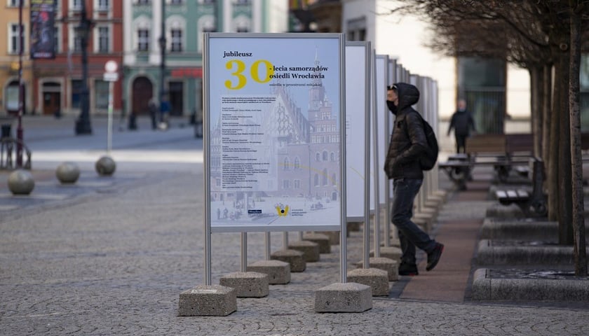 wystawa plenerowa z okazji 30-lecia samorządu osiedlowego we Wrocławiu