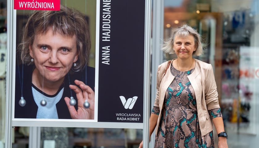 Wystawa &bdquo;Wrocławianka Roku 2023&rdquo; przy Oławskiej prof. dr inż. Anna Hajdusianek