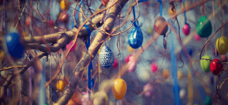 pisanki na drzewie, zdjęcie ilustracyjne