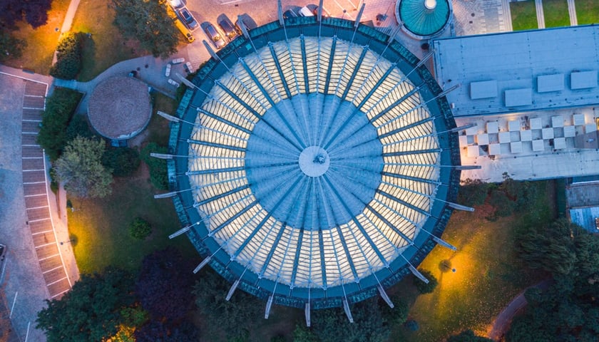 Widok z góry na okrągły dach budynku we Wrocławiu