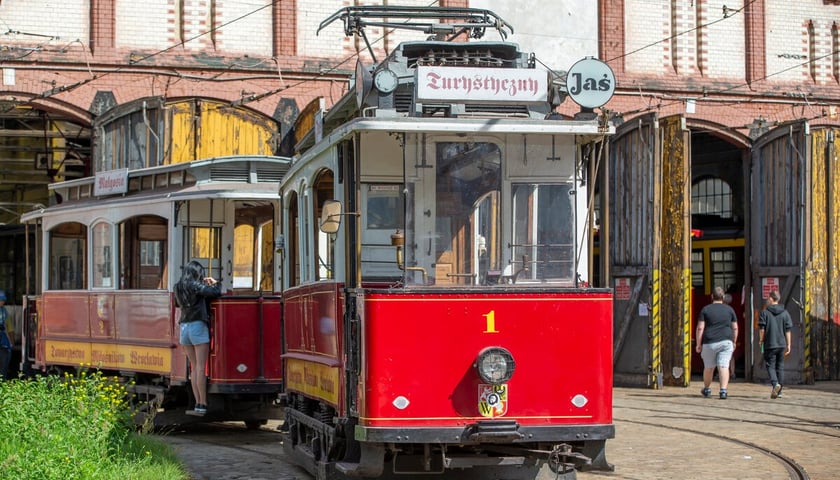 Zajezdnia tramwajowa na Popowicach, na pierwszym planie zabytkowy tramwaj