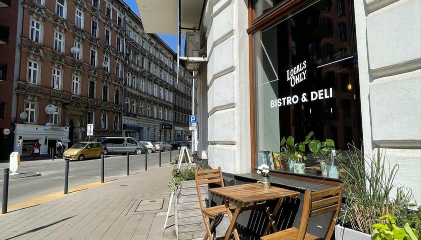 Locals Only bistro & deli to jedna z wrocławskich śniadaniowni, w której dostaniemy szklankę z wodą całkowicie za darmo.