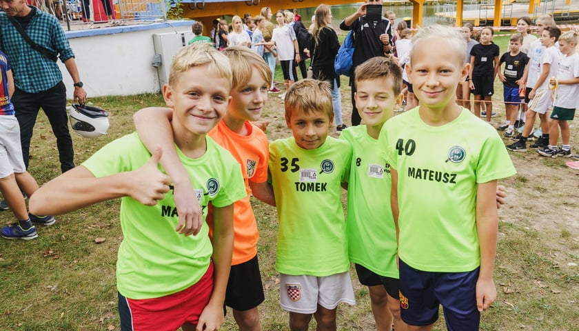 Pięciu uśmiechniętych chłopców w strojach sportowych. Uczniowie biegali dziś na Morskim Oku w mistrzostwach przełajowych