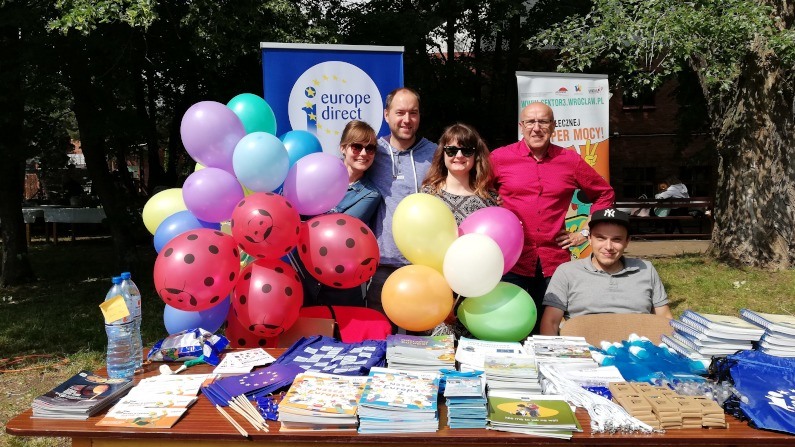 Piknik Rodzinny Sąsiadówka 2019, organizowany przez Partnerstwo Lokalne Gądów-Kosmonautów - Stoisko Centrum Sektor 3 oraz Punktu Europe Direct