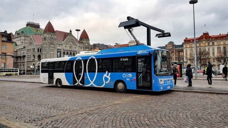 Helsinki, autobus elektryczny w trakcie ładowania. Zdjęcie ilustracyjne.