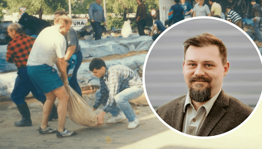 Kolaż 2 zdjęć. W tle powódź tysiąclecia we Wrocławiu na zdjęciu Barbary Matynskiej ze zbiorów Ośrodka Pamięć i Przyszłość, 
w kółku dr inż. Marcin Wdowikowski, hydrolog z Wydziału Inżynierii Środowiska Politechniki Wrocławskiej.