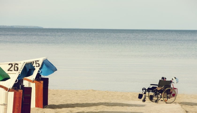 Wózek inwalidzki w plenerze, zdjęcie ilustracyjne.