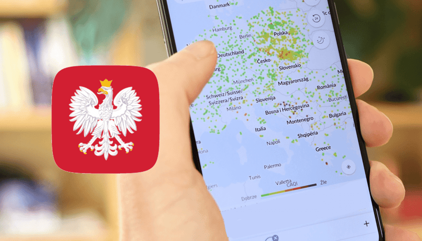 Smartfon w dłoni, widać na nim mapę Europy, obok wizerunek orła białego ze złotą koroną, godło RP. Zdjęcie ilustracyjne