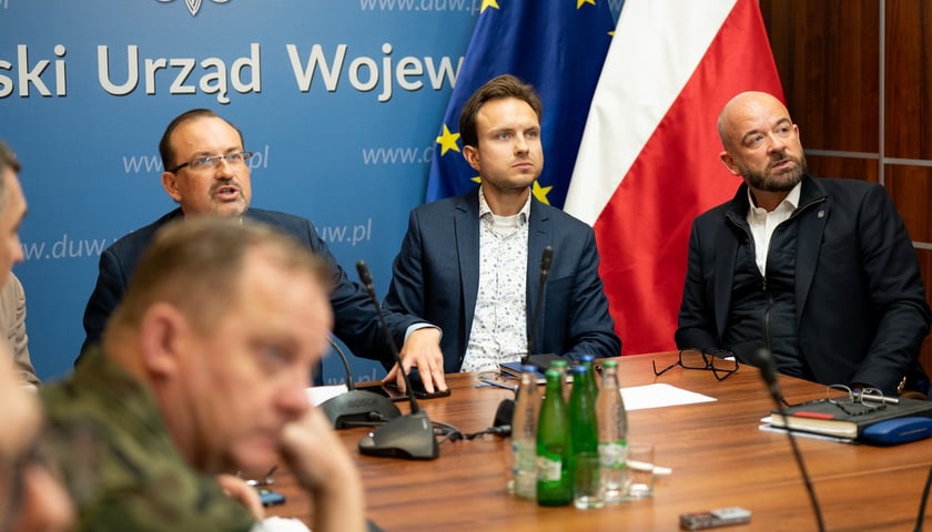 Z lewej: Maciej Awiżeń – wojewoda dolnośląski, z prawej: Jacek Sutryk – prezydent Wrocławia