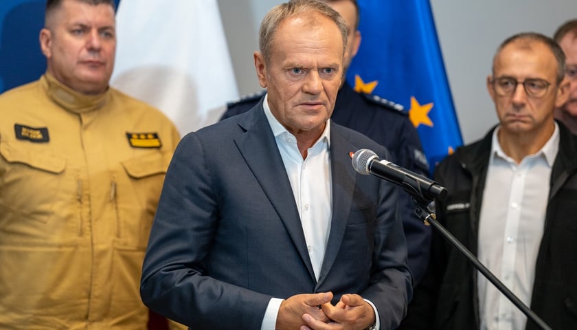 Donald Tusk, premier, na konferencji prasowej w Dolnośląskim Urzędzie Wojewódzkim we Wrocławiu