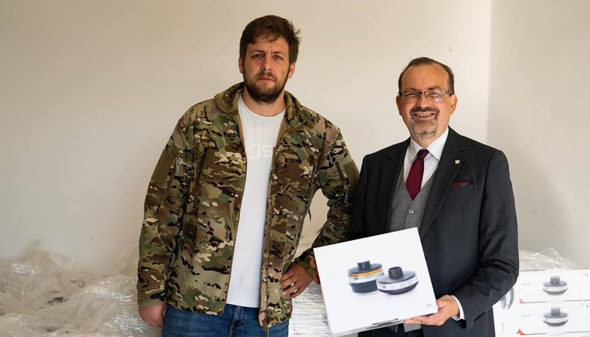 <p>Wojewoda dolnośląski Maciej Awiżeń i Jacek Cielecki z Fundacji UA Future, przekazanie dar&oacute;w</p>