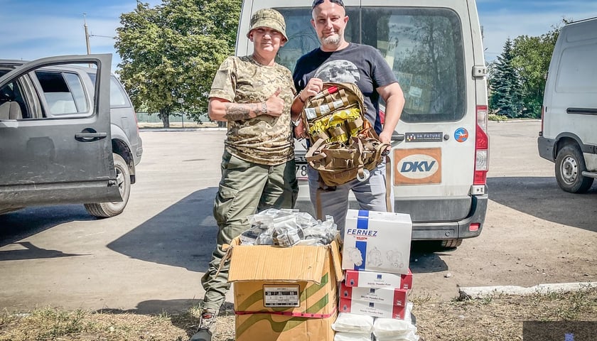<p>Żołnierka z 56. Brygady Mariupolskiej&nbsp; otrzymała maski, filtry, a także plecak medyczny i inny sprzęt ratujący życie. Obok stoi wrocławski dziennikarz Piotr Kaszuwara z Fundacji UA Future</p>