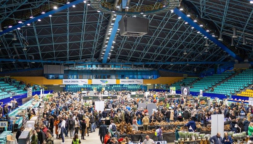 ZooEgzotyka w hali Orbita. Na zdjęciu widać wnętrze hali Orbita, i tłum zwiedzających oraz wystawców przy swoich stoiskach 