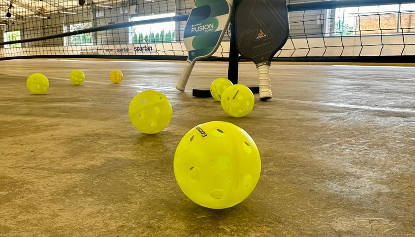 Pickleball - na zdjęciu rakietki i piłki do tej gry