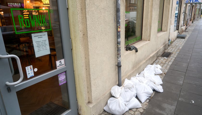 Worki z piaskiem przed Cafe Równik na ul. Jedności Narodowej 