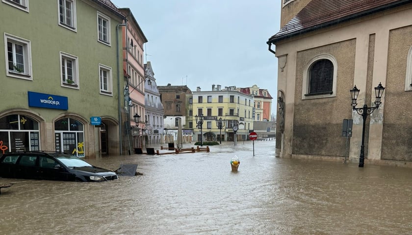 Na zdjęciu woda, która wdarła się do centrum Kłodzka
