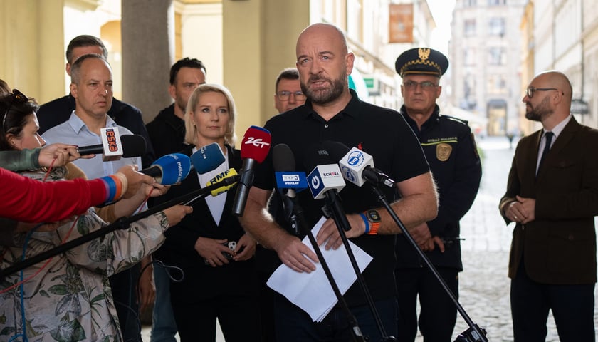 Jacek Sutryk przed mikrofonami, omawia sytuację powodziową we Wrocławiu, 16 września 2024