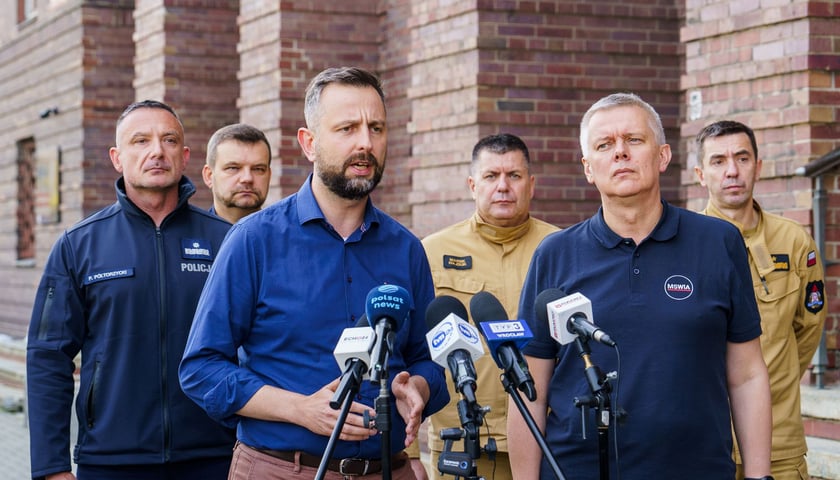 Wicepremier i szef MON Władysław Kosiniak-Kamysz i minister spraw wewnętrznych Tomasz Siemoniak podczas konferencji prasowej przed komendą wojewódzką Policji przy Podwalu  