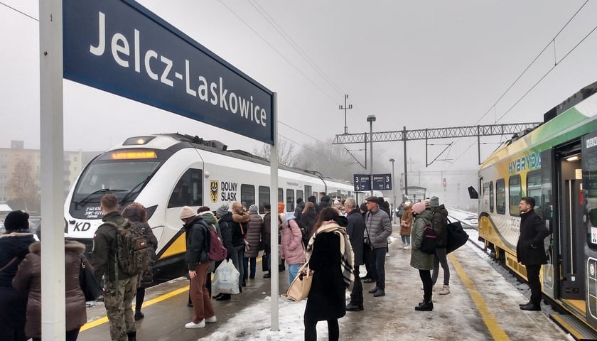 Stacja w Jelczu-Laskowicach w poniedziałek (13 grudnia) rano. Po lewej pociąg do Wrocławia Głównego - przez Siechnice, po prawej - przez gminę Czernica.
