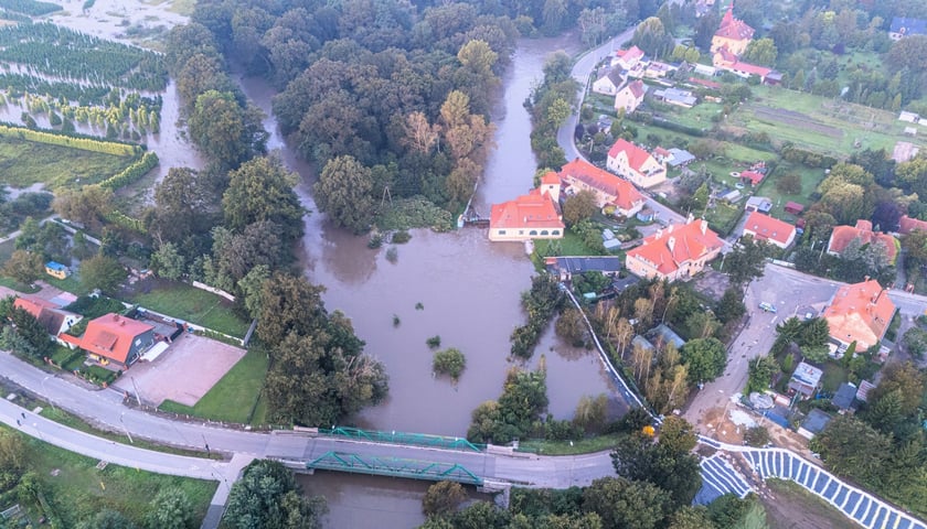 Na zdjęciu zamknięty - nieprzejezdny - most Marszowicki