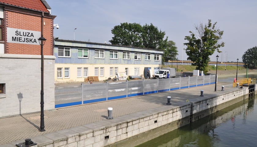 Szandory (metalowe, mobilne ścianki) przy śluzie i nad kanałem