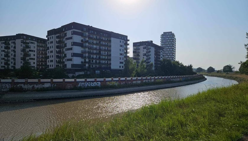 Szandory (metalowe, mobilne ścianki) przy śluzie i nad kanałem