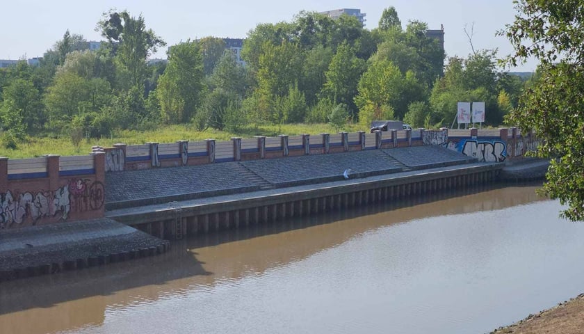 Szandory (metalowe, mobilne ścianki) przy śluzie i nad kanałem