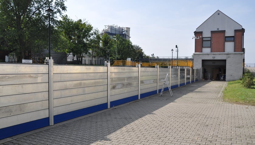 Szandory (metalowe, mobilne ścianki) przy śluzie i nad kanałem