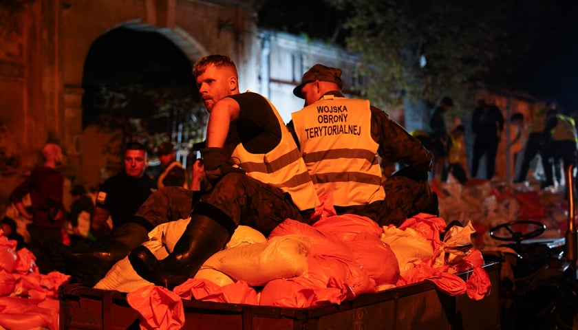 Marszowice. 19 września. Zdjęcia nocne z obrony wałów na Bystrzycy 