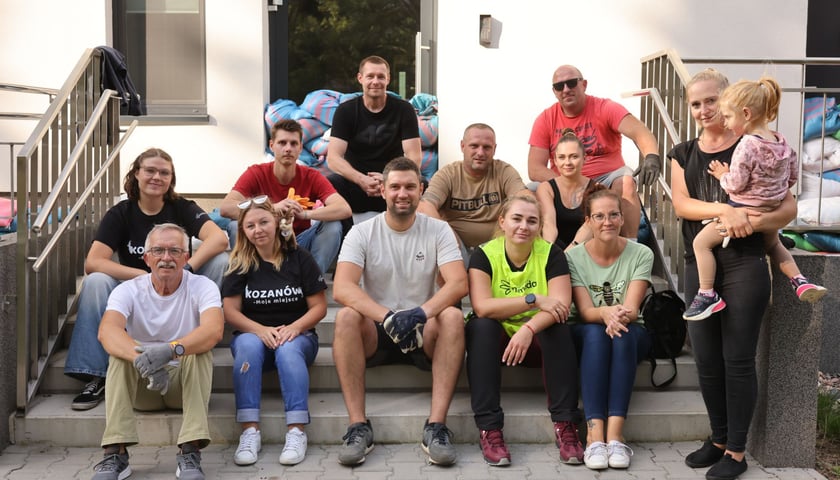 Ekipa działająca przy CAL-u Kozanów. Układali worki z piaskiem przy żłobku na Dokerskiej