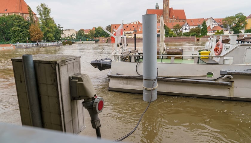 Statki i łodzie wrocławskiej żeglugi wycieczkowej na Odrze w okresie zagrożenia powodzią