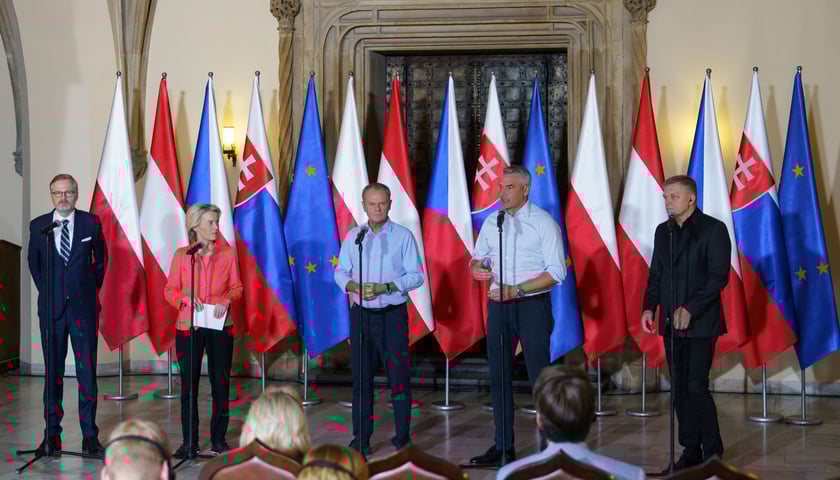 Kobieta i mężczyźni na tle flag. Premier RP Donald Tusk, Ursula von der Leyen, przewodnicząca Komisji Europejskiej, premier Czech Petr Fiala, premier Słowacji Robert Fico, kanclerz Austrii Karl Nehammer. 