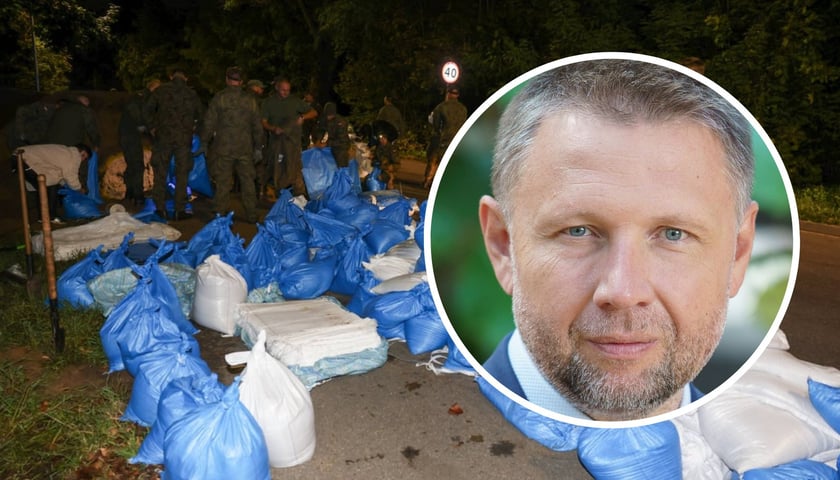 Zdjęcie Marcina Kierwińskiego oraz żołnierzy wzmacniających wały