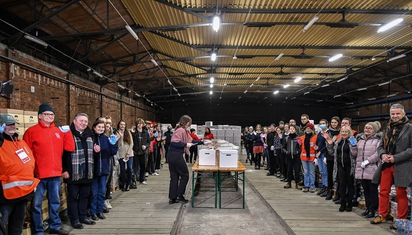 Ekipa wolontariuszy, żołnierzy i pracowników Caritas podczas pakowania paczek dla seniorów