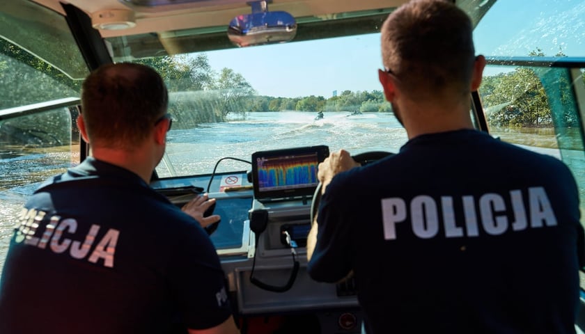 Patrol policyjny na Odrze w czasie fali kulminacyjnej.
