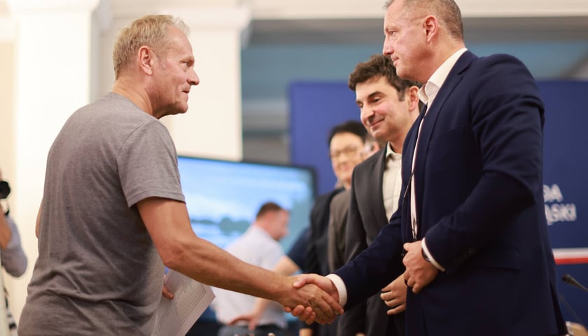 Premier Donald Tusk wymienia uścisk ręki na powitanie z jednym z wojewodów podczas spotkania w Dolnośląskim Urzędzie Wojewódzkim
