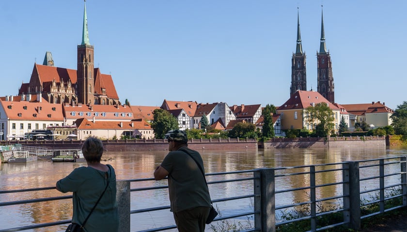Ludzie stojący przy Odrze