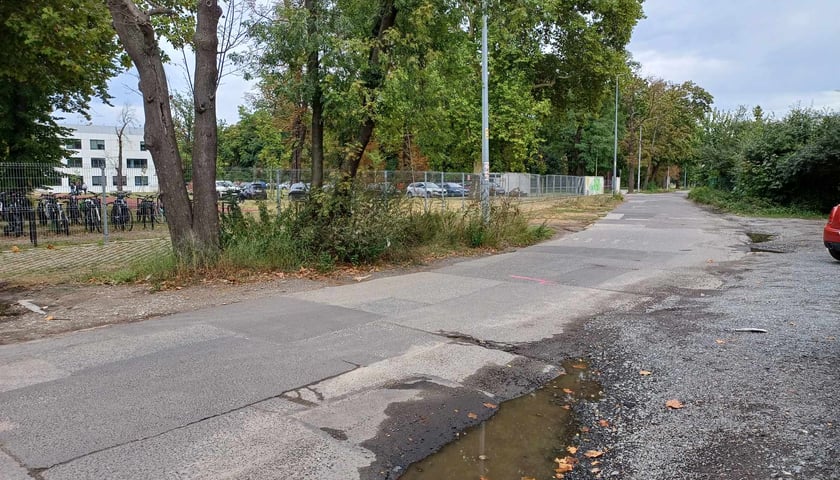 Połatana ulica Kuronia przed remontem, na wysokości LO V