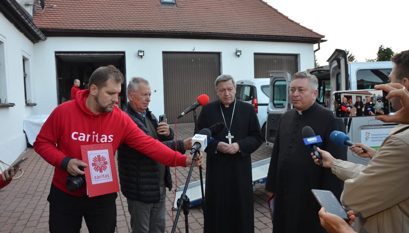 Rzecznik wrocławskiego Caritasu Paweł Trawka, arcybiskup J&oacute;zef Kupny i ks. Dariusz Amrogowicz - dyrektor Caritas Archidiecezji Wrocławskiej. Wrocław, 24.09.2024