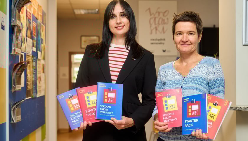 Oksana Pryadko i Maria Adamiec z WCRS-u pokazują poradnik