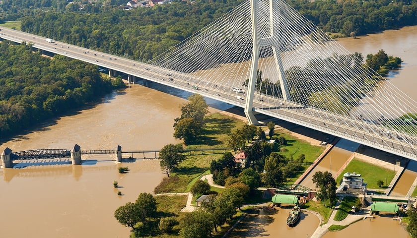 Most Rędziński w sobotę 22.09 widziany z kokpitu śmigłowca z wodą w Odrze koloru jasnego błota