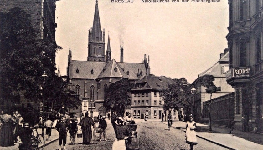 Powiększ obraz: Kościół św. Mikołaja i ulica Rybacka. Rok 1908. Zdjęcia archiwalne