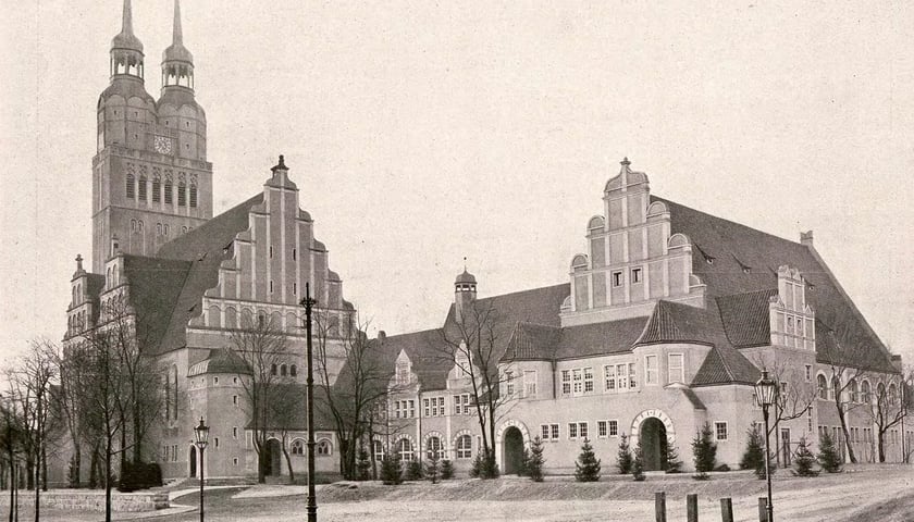 Powiększ obraz: Kościół i dom parafialny widziane od strony północnej. Lata 1920-1926. Zdjęcie archiwalne